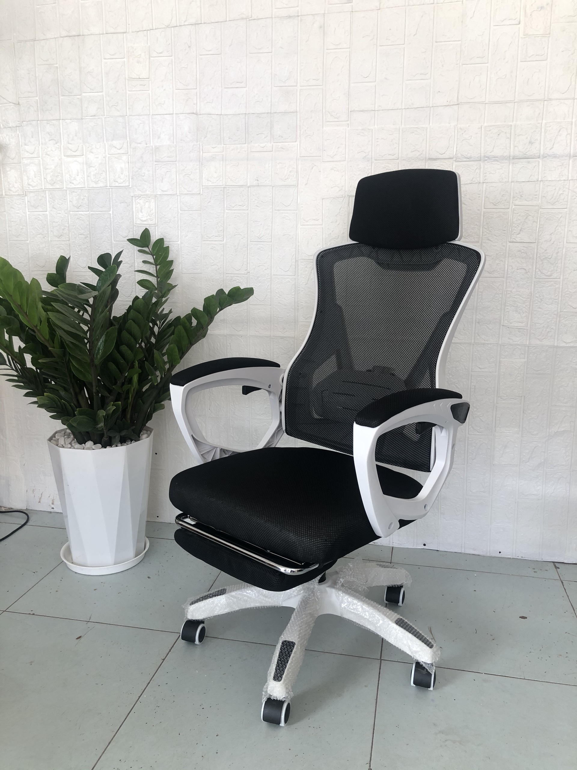 GHẾ CÔNG THÁI HỌC 818 TRẮNG + GÁC CHÂN - Ảnh 2